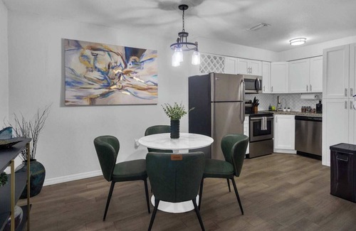 Oakford Park Apartment | Gorgeously renovated 1 bedroom apartment walking distance to Midtown