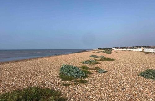 Goring-by-Sea Apartment | Goring Beach Studio - 2 min walk from seafront
