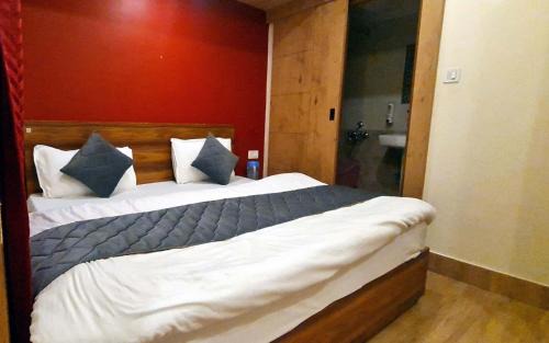 Mallital Hotel | Goroomgo GP Lake View Mall Road Nainital - Prime Location & Luxury Room - Excellent Customer Service Awarded