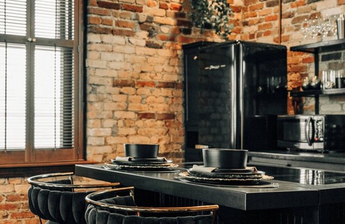 Old East Hill Apartment | Gotham by Knight at The East Wright Inn. Historic Luxury Apartment Downtown