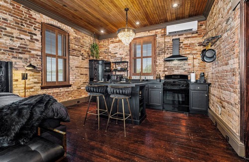 Old East Hill Apartment | Gotham by Knight at The East Wright Inn. Historic Luxury Apartment Downtown