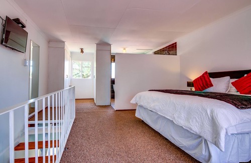 Kempton Park Bed & Breakfast | Grace Guesthouse & Tour is 10 min from OR Tambo Intern. Airport in Johannesburg