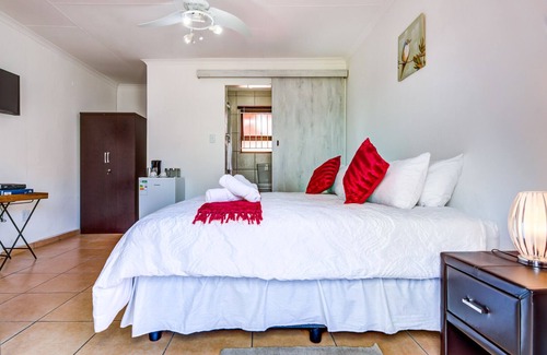 Kempton Park Bed & Breakfast | Grace Guesthouse & Tour is 10 min from OR Tambo Intern. Airport in Johannesburg