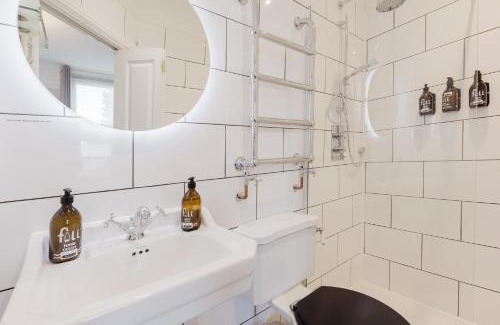 Tring Apartment | Grace's Guesthouse The Suite Room 6