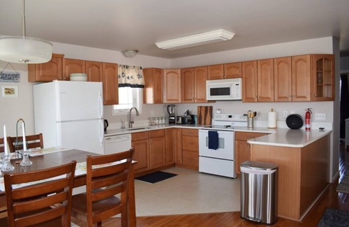 Chincoteague House | Grace Street Refuge-Beautiful VIEWS of the Chincoteague Bay, Firepit!