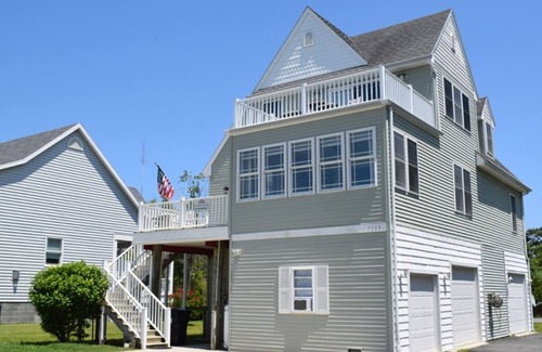 Chincoteague House | Grace Street Refuge-Beautiful VIEWS of the Chincoteague Bay, Firepit!