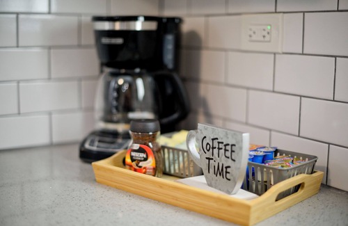 Burbank House | Grade A Working Class Safe Neighborhood 3BR up to 6 guests. Updated & Best Price