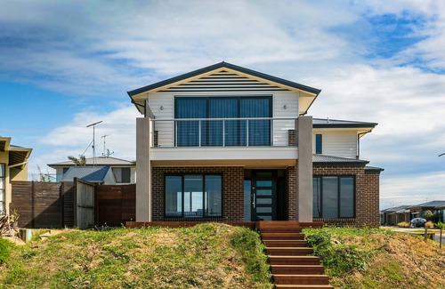 Torquay House | Grand in size and design, this 4-bedroom home is perfect for large families