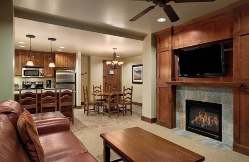 Breckenridge Condo | Grand Lodge on Peak 7 Lux Slopeside Ski In-Ski Out ! Lowest Rate! 3/8-3/15/26