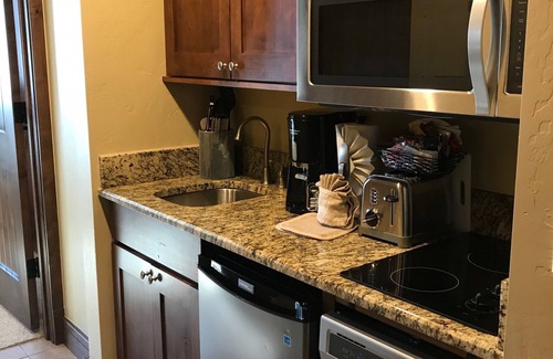 Breckenridge Condo | Grand Lodge on Peak 7 Lux Slopeside Ski In-Ski Out ! Lowest Rate! 3/8-3/15/26