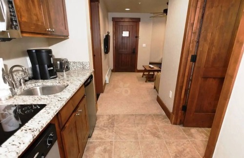 Breckenridge Condo | Grand Lodge Peak 7 - 5 star Ski In/Out Great Mtn Views & Excellent Spring Skiing