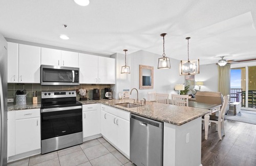 Panama City Beach Condo | Grand Panama 2007! Direct Gulf Front Nicely decorated, large balcony, sleeps 6