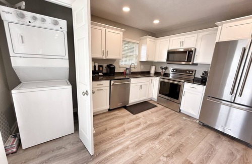 Westfield House | Grand Park Cottage - sleeps 12 steps from Grand Park