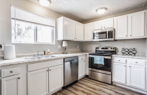 Sheridan House | Grand Park, Westfield, Space For Entire Team, Sleeps 30 comfortably. Unit B