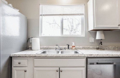 Sheridan House | Grand Park, Westfield, Space For Entire Team, Sleeps 30 comfortably. Unit B