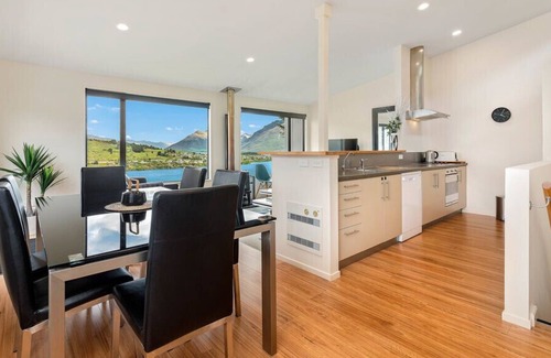 Queenstown Cottage | Grand View Queenstown - Queenstown Holiday Home
