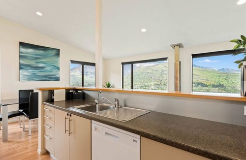 Queenstown Cottage | Grand View Queenstown - Queenstown Holiday Home