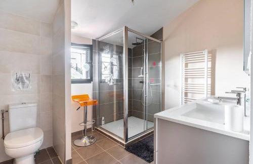 Labarthe-sur-Leze Bed & Breakfast | Grande chambre privée avec salle de bain et WC