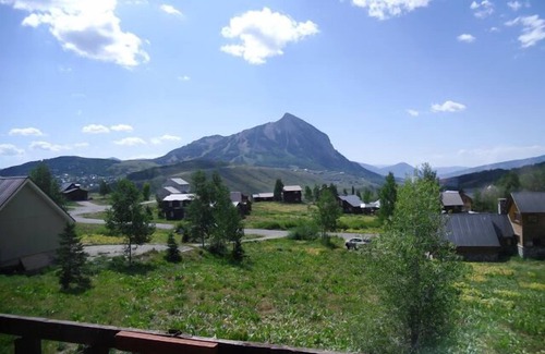 Crested Butte Cabin | Grandpa's Cabin welcomes the whole crew, sleeps 12!
