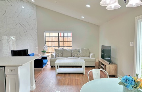 The Colony House | Grandscapes! Centrally located near The Colony Shoreline, No Chores