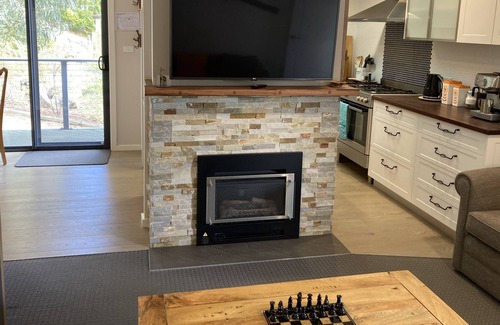 East Jindabyne House | Grandview Unit is in a quiet location close to lake beaches and mountain trails.