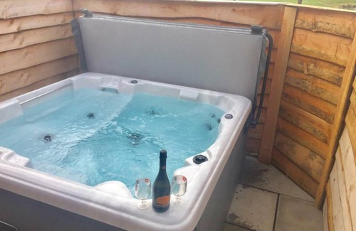 Maltby le Marsh Cottage | Grange Farm LAKE VIEW 2 - A 2 Bedroom cottage to sleep 4 with private hot tub