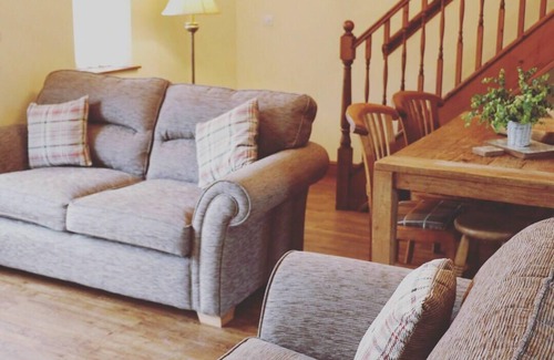 Maltby le Marsh Cottage | Grange Farm LAKE VIEW 2 - A 2 Bedroom cottage to sleep 4 with private hot tub