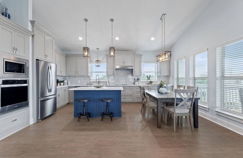 Hackberry House | Gray Goose at the Water