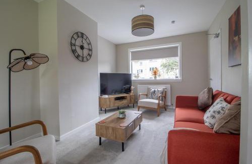 Alexandria Apartment | Gray House-Modern 2BR close to Loch Lomond