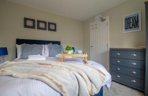 Alexandria Apartment | Gray House-Modern 2BR close to Loch Lomond