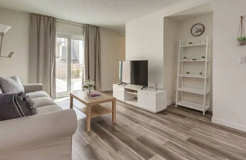 Northwest Calgary House | *Great* 3 BR - OnRoute to Banff