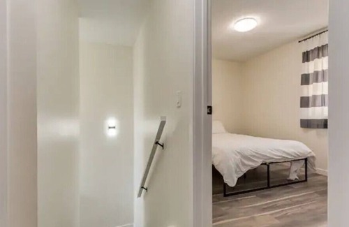 Northwest Calgary House | *Great* 3 BR - OnRoute to Banff