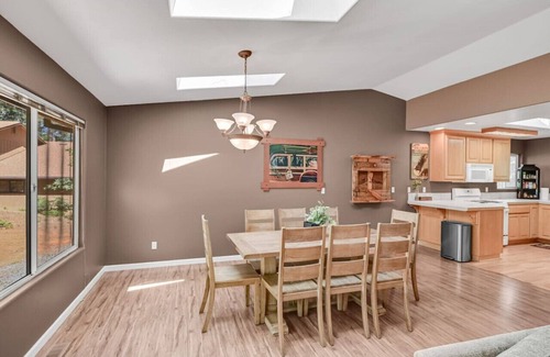 Arnold Cabin | Great Cabin w/AC I Firepit I Fireplace I King bed