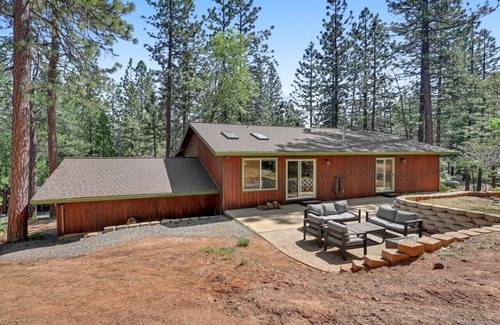 Arnold Cabin | Great Cabin w/AC I Firepit I Fireplace I King bed