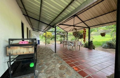 Agua de Dios House | Great estate house nearby to turn around with horses