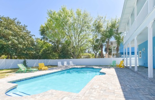 Tang-O-Mar House | Great fall deals on remodeled home w/private pool & beach volleyball court!