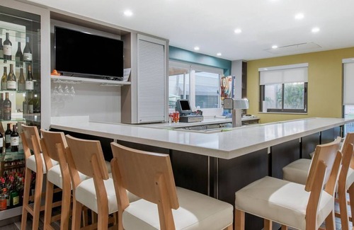 Tropic House | Great Find! Cozy Unit, Pool, Walk to Brevard Zoo