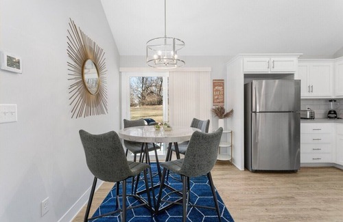 Claycomo House | Great for Groups Sleeps 8 King Beds|Worlds Of Fun
