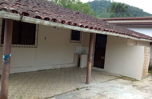 Praia da Enseada House | Great House 100 meters from the beach.