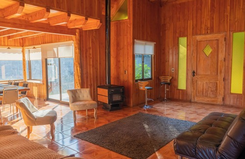 Pucon House | Great house in Pucón with excellent location: Jacuzzi and 6 bedrooms and 3 bathrooms.