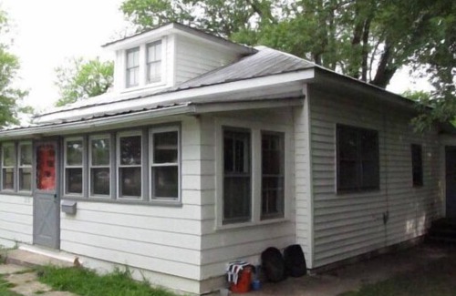 Issue Cottage | Great in-town location short walk to beach and restaurants!