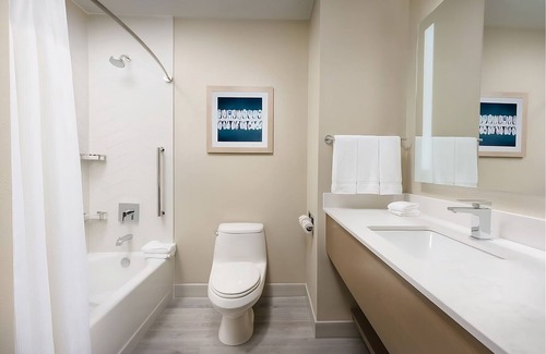 Marathon Hotel | Great Location! 2 Convenient Rooms, FREE Breakfast, Outdoor Pool