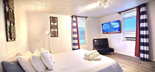 Windsor Apartment | Great Location -Mural, Barn and Corridor -1 Bed 1Bath Apartments!