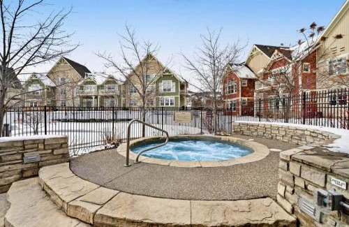 The Blue Mountains Apartment | Great Location, Pool, Blue Mountain 2 BDRM Dream