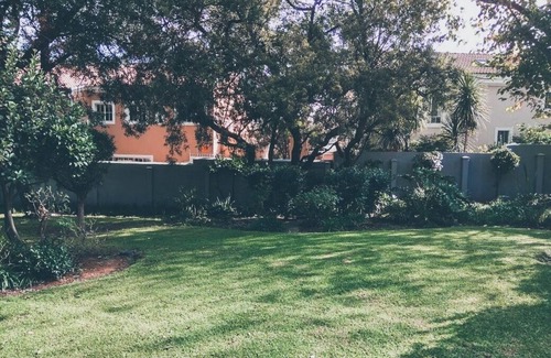 Woodmead House | Great Location, Private Modern Garden Guesthouse