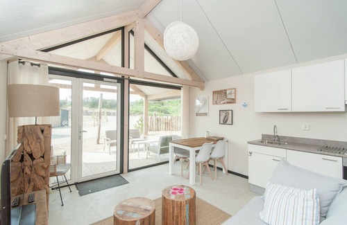Bloemendaal House | Great lodge with a combi microwave, in Bloemendaal