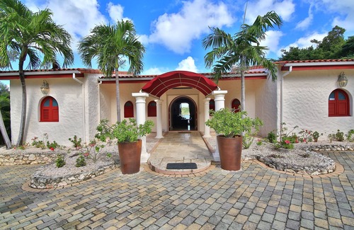 Cay Bay Hill Villa | Great Ocean View Property - Short walk to the beach