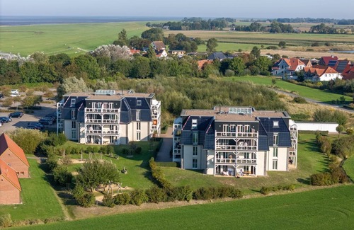 Wremen Apartment | Great, quiet apartment near the beach with sauna and balcony with dike view -