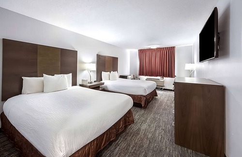 Grants Pass Hotel | Great Relaxing Overnight Stay! 3 Pet-friendly Units. Near Grants Pass Golf Club!