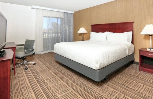 Santa Maria House | Great Relaxing Overnight Stay! Relaxing Unit! Minutes Away to Discovery Museum!